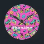 Retro 1980s Neon Pink Blauwgroen Pattern Pop Art M Ronde Klok<br><div class="desc">naamklok in het retro-thema van de jaren 80 en 1990,  met heldere en kleurrijke  artikelen zoals een cassettespeler,  Rubiks kubus,  snoepjes,  snoepjes,  enz. in warme roze,  turquoise en gele kleuren.</div>