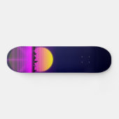Retro 1980s synthwave gloed neon licht stad persoonlijk skateboard (Horizontaal)