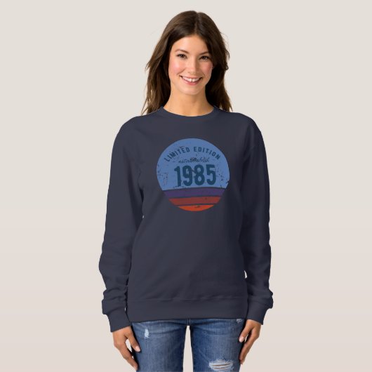 Retro 1985 Sweatshirt | Vintage 80s Aesthetic (Voorkant volledig)