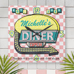 Retro 50-gebarentaal Roze Blauwgroen persoonlijke  Vierkante Klok<br><div class="desc">Creëer uw eigen gebruik, de stijldiner-tekenklok van 1950 met deze eenvoudige sjabloon. Deze coole retro klokken hebben een licht geïmpregneerde roze en witte ingedrukte achtergrond met een teken bovenaan dat "DINER" en "OPEN" in neon staat met ruimte om je eigen voornaam of achternaam toe te voegen - of een ander...</div>