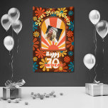 Retro 60's Flower Power Custom Foto 70e Verjaardag Spandoek<br><div class="desc">Of je nu 60, 70, 80 wordt of je op elke leeftijd groovy voelt, deze viering is zeker een hit. Ga met ons mee voor een retro-geïnspireerde verjaardagshappening gevuld met groovy vibes en bloemkracht! Ons 60s-thema party collectie belooft een trip down memory lane met kleurrijke versieringen, vredesborden en stropdas-dye lekkernijen....</div>