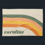 Retro 70er jaren Regenboog Groen Oranje Persoonlij Theedoek<br><div class="desc">Voeg een vleugje retro flair toe aan je keuken met deze gepersonaliseerde keukenhanddoek met een groovy 70s regenboogdesign in groen, oranje, geel en perzik. Perfect voor een eenvoudige maar esthetische toevoeging aan je huis of als een uniek geschenk voor een bruidsmeisje, bruidsfeest, vrijgezellenfeest, verjaardagsfeest of bat mitswa. Deze handdoek combineert...</div>