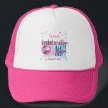 Retro 70'er Neon Look Disco Bal Bachelorette Feest Trucker Pet<br><div class="desc">Ga terug naar de jaren 70 en vier het op de wilde toer met dit retro-discolicht "Bachelorette Disco Party" ontwerp in roze, elektrisch blauw en inclusief roze en zilveren tekst met roze, blauwe en zilveren sterren - allemaal op een zwarte achtergrond. Merk op dat de naam van de bachelorette in...</div>
