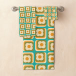 Retro 70s Bloemen Geometrisch Blauwgroen Groen Sin Bad Handdoek<br><div class="desc">Verhoog uw badkamerinrichting met onze Retro 70s Floral Geometric Blauwgroen Groen Sinaasappel Badhanddoek Set! Dompel jezelf onder in levendige tinten en funky patronen die doen denken aan de groovy jaren 70. Transformeer je dagelijkse routine in een retro retraite met deze heerlijke set. Duik in nostalgie en maak vandaag nog een...</div>