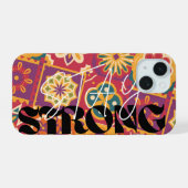 Retro 70s bloemige patchwork Blijf sterkOmarm vib iPhone 15 Case (Achterkant horizontaal)