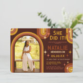 Retro 70's Bold Typography Rainbow Arch Afstuderen Kaart (Staand voorkant)