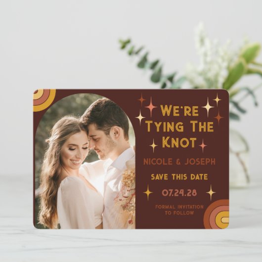 Retro 70's Bold Typography Rainbow Arch Wedding Save The Date (Staand voorkant)