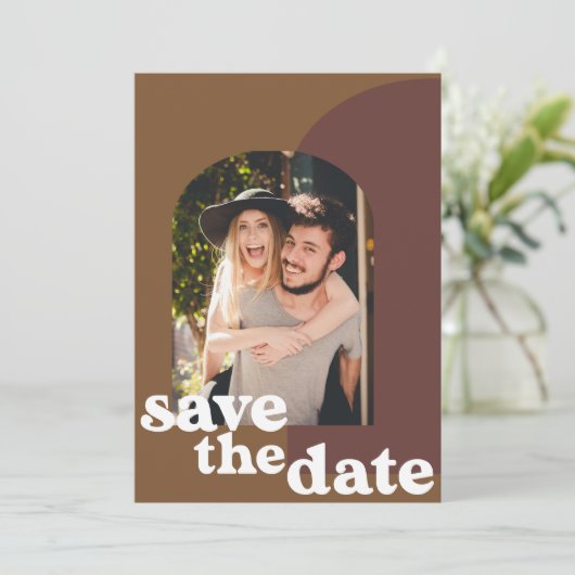 Retro 70s bruine Geometrische paarse foto bruiloft Save The Date (Staand voorkant)