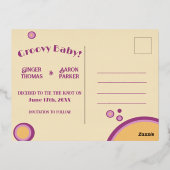 Retro 70s Circle Paarse bruiloft Save the Date Folie Uitnodiging Briefkaart (Achterkant)