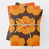 Retro 70s Flowers Oranje en Brown Floral Pattern Inpakpapier Vel (In situ)