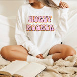 Retro 70's Geachte Honeymooner Bride T-shirt<br><div class="desc">Honeymooner bride t shirt met een retro 70's themed font met retro roze oranje kleuren. Dit shirt maakt het perfecte cadeau voor een bruid-to-be, vrijgezellenfeest of feestdag in het weekend, zodat ze het op haar huwelijksreis kan draag. De kleuren zijn editable! Klik op 'Ontwerp bewerken' om uw eigen kleuren te...</div>