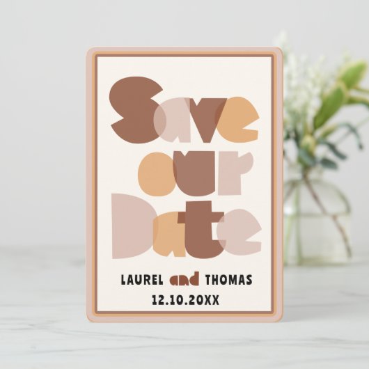 Retro 70's kalligrafie Terracotta Save the Date Kaart (Staand voorkant)