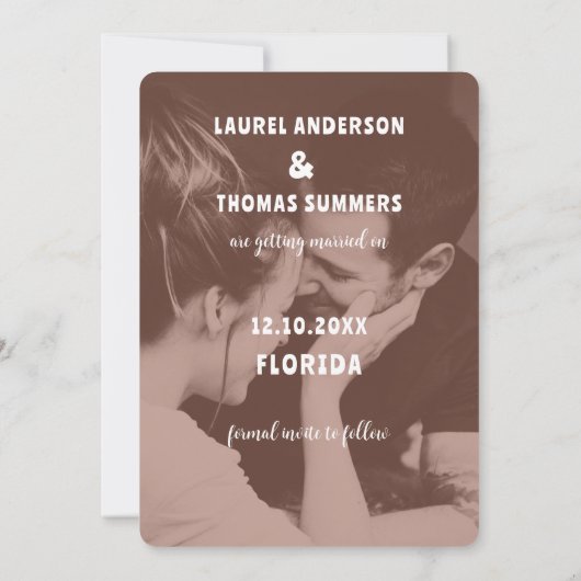 Retro 70's kalligrafie Terracotta Save the Date Kaart (Achterkant)