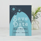 Retro 70s Mid Century moderne blauwe bruiloft Save The Date (Staand voorkant)