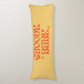 Retro 70s Mosterd Sinaasappel Hippie Groovy Baby Lichaamskussen (Voorkant Verticaal)