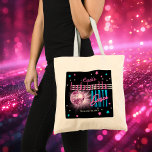 Retro 70's Neon Kijk Disco Ball Bachelorette Tote Bag<br><div class="desc">Neem een reis terug naar de jaren '70 en feest aan de wilde kant met deze retrodisco bal "Welkom" naar [name's] "Bachelorette Disco Party"-ontwerp in roze, elektrisch blauw en inclusief roze en zilveren toontekst met roze, blauwe en zilvertoon (geen folie) sterren — allemaal op een zwarte achtergrond. Merk op dat...</div>