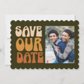 Retro 70s Olijf Mosterd Geschulpte Foto Bruiloft Save The Date (Voorkant)