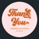 Retro 70s Roze Rood Sinaasappel Dank je bruiloft Ronde Sticker<br><div class="desc">De perfecte aanraking voor uw huwelijksgunsten. Deze unieke huwelijksgunsten voor gasten zijn ideaal voor diegenen die op zoek zijn naar goedkope maar stijlvolle opties. Omarm een retro bruiloft thema met deze DIY bruiloft gunst, het toevoegen van een plons van 70s bruiloft flair. Geïnspireerd door kitsch, funky en eclectische trouwstijlen, passen...</div>