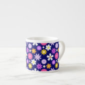 Retro 70s stijl bloemenpatroon op donkerblauw espresso kop (Voorkant rechts)