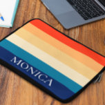Retro 70s Strepen Modern Sjabloon Monogram Laptop Sleeve<br><div class="desc">Dit ontwerp kan worden gepersonaliseerd in het voorziene gebied door de foto en/of tekst te wijzigen. Of het kan worden aangepast door op "Personaliseer deze sjabloon" te klikken en vervolgens de optie "Klik om verder aan te passen" te kiezen en de achtergrond te verwijderen of de kleur ervan te wijzigen,...</div>