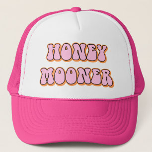 Retro 70's thema bruid op huwelijksreis trucker pet