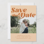 Retro 70s Typografie Groovy Brown Photo Wedding Save The Date (Voorkant)