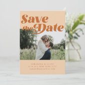 Retro 70s Typografie Groovy Brown Photo Wedding Save The Date (Staand voorkant)