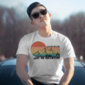 Retro 70s Wandelen Ontdek natuur en beleef een onv T-shirt