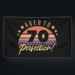 Retro 70th Birthday Humor Spandoek<br><div class="desc">Een  gesticht verjaardagsgeschenk voor iedereen. Met een in nood verkerende en ontaturiseerde retro-zonnebank die zegt "verouderd tot perfectie!"</div>