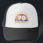 Retro 70th Birthday Humor Trucker Pet<br><div class="desc">Een  gesticht verjaardagsgeschenk voor iedereen. Met een in nood verkerende en ontaturiseerde retro-zonnebank die zegt "verouderd tot perfectie!"</div>