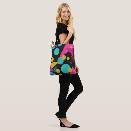 Retro 80s Memphis geometrisch ontwerp Tote Bag (Op model)