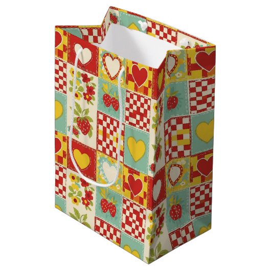 Retro Aardbei Patchwork Bloemmotief Medium Cadeauzakje (Voorkant Gekanteld)