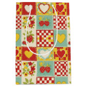 Retro Aardbei Patchwork Bloemmotief Medium Cadeauzakje (Voorkant)