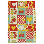 Retro Aardbei Patchwork Bloemmotief Medium Cadeauzakje (Achterkant)