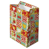 Retro Aardbei Patchwork Bloemmotief Medium Cadeauzakje (Achterkant Gekanteld)