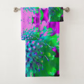 Retro Abstracte Magenta en Lime Green Flower Bad Handdoek (Insitu)