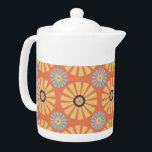 Retro Abstrat Blue en Oranje Daisies Pattern Theepot<br><div class="desc">Erg bedachtzaam en leuk zijn de woorden die in gedachten komen als je kijkt naar deze abstracte, lichtblauwe en lichte oranje foto's op een donkerdere oranje achtergrond die het patroon herhaalt. Oh zo schattig en super schattig ook. Dit klassieke abstracte florale patroon vertaalt perfect naar zowel mode- als thuisdecor-items. Het...</div>