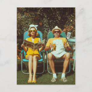 Retro achtertuin BBQ scène met stijlvol stel Briefkaart