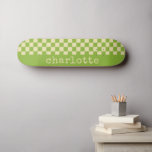 Retro Aesthetic Checkerboard Patroon Naam Groen Persoonlijk Skateboard<br><div class="desc">Gepersonaliseerde naam Retro Aesthetisch Checkerboard Patroon Groen en Wit Skateboard</div>