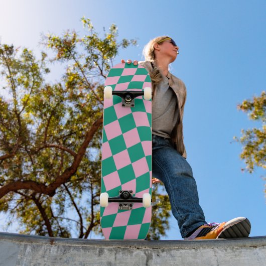 Retro Aesthetic Vibrant Pink Green Checkerboard Persoonlijk Skateboard (Buiten 1)