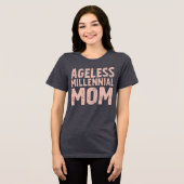 Retro “Ageless Millennial Mom” Distressed T-Shirt (Voorkant volledig)