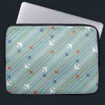 Retro Airplane Pattern-laptophoes Laptop Sleeve<br><div class="desc">Bevestig je gordel. Deze Retro Airplane Pattern-laptophoes is klaar voor het opstijgen. Het ontwerp bevat lijnen van rood, koninklijk blauw en witte, moderne vliegtuigen uit het midden van de eeuw die over een stalen blauwe achtergrond vliegen. Dunne strepen van oranje, kalkgroen en grijs, evenals lijnen van blauwgroen stippen, maken dit...</div>