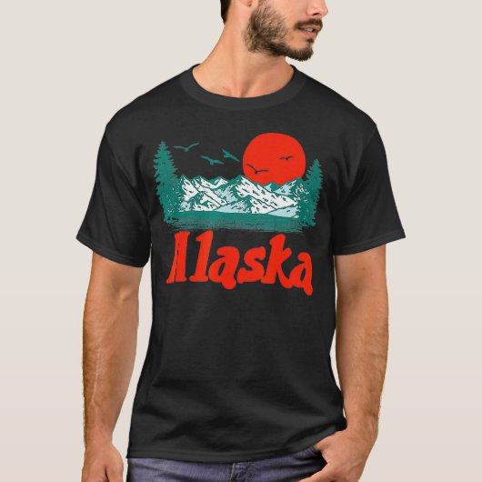 Retro Alaska Mountain Trees Sun Scene Graphic T-shirt (Voorkant)