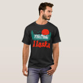 Retro Alaska Mountain Trees Sun Scene Graphic T-shirt (Voorkant volledig)