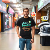 Retro "Alien Invasion – Humans Welcome… Soort van! T-shirt