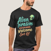 Retro "Alien Invasion – Humans Welcome… Soort van! T-shirt (Voorkant)