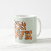Retro "Alles wat je nodig hebt is liefde" Koffiemok (Voorkant rechts)