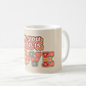 Retro "Alles wat je nodig hebt is liefde" Koffiemok (Voorkant rechts)