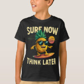 Retro ananas Surf op regenbooggolf T-shirt (Voorkant)