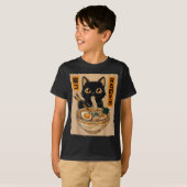 Retro Anime Kawaii Black Cat Eating Ramen Noodles  T-shirt (Voorkant volledig)